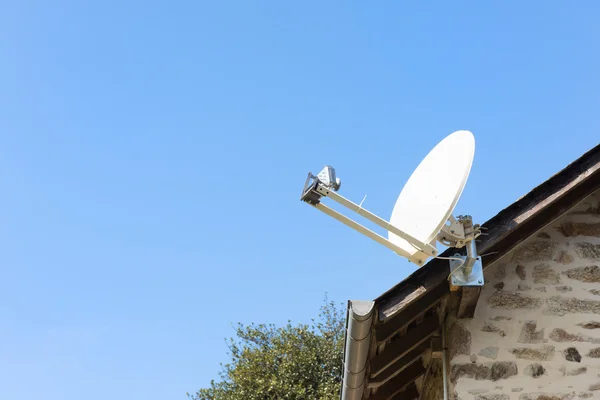 Satellit auf Haus — Stockfoto