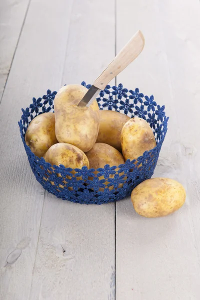 Potatoes peeling with knife — Stock Photo, Image