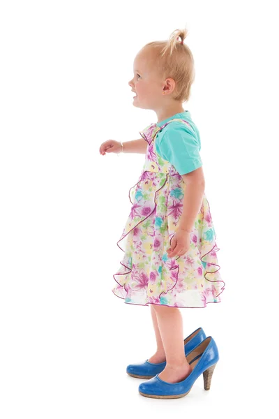 母親の大きな靴で幼児の女の子 — ストック写真