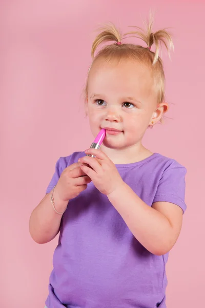Barn girl i rosa med läppstift — Stockfoto