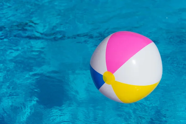 Opblaasbare bal bij zwembad — Stockfoto