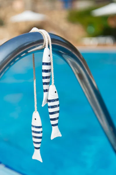 Vissen bij het zwembad — Stockfoto