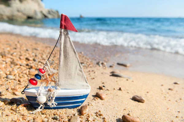 Barco de brinquedo na praia — Fotografia de Stock