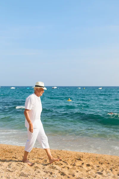 Uomo anziano in spiaggia — Foto Stock