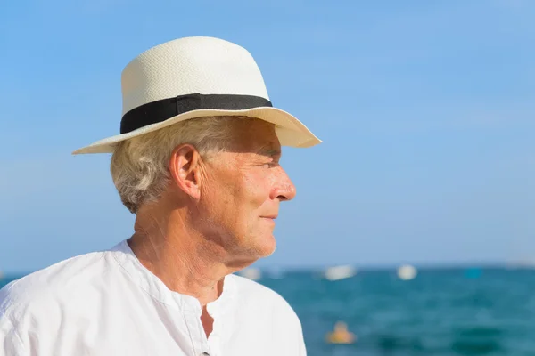Старший мужчина на пляже — стоковое фото