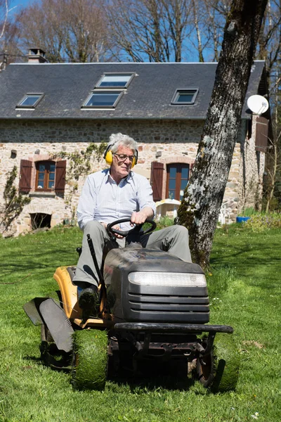 Man klipper gräset — Stockfoto