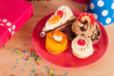 Hediyeler ve facy kek