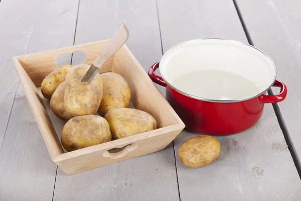 Skalar potatis med pan vatten — Stockfoto