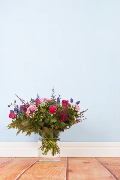 Смешанные букеты цветов на полу — стоковое фото