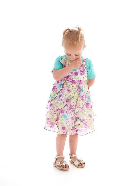 Dziewczyna nieśmiały malucha w letniej sukience — Zdjęcie stockowe