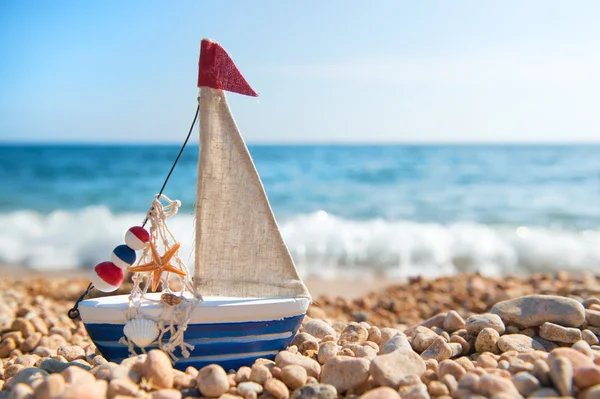 Spielzeugboot am Strand — Stockfoto