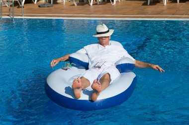 zengin adam yüzme havuzunda yüzen