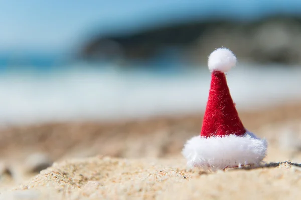 Hatt av Santa Claus på stranden — Stockfoto