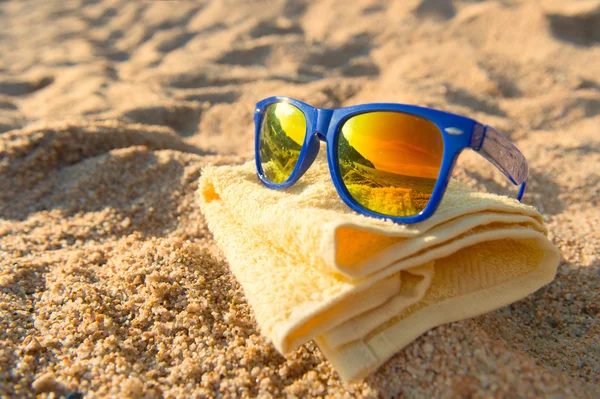 Sunglasses at the beach — Stock Photo, Image