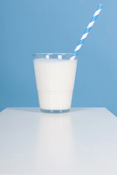 Glas de leche sobre azul — Foto de Stock