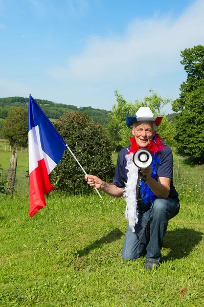 Французский футбольный фанат с флагом и мегафоном — стоковое фото