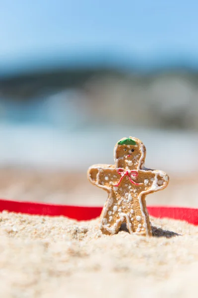 Weihnachten Lebkuchenmann am Strand — Stockfoto