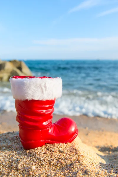 Starta upp Santa Claus på stranden — Stockfoto