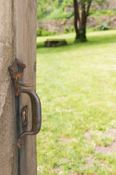 Gamla öppna dörren — Stockfoto