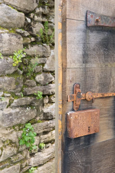 Старая открытая дверь — стоковое фото