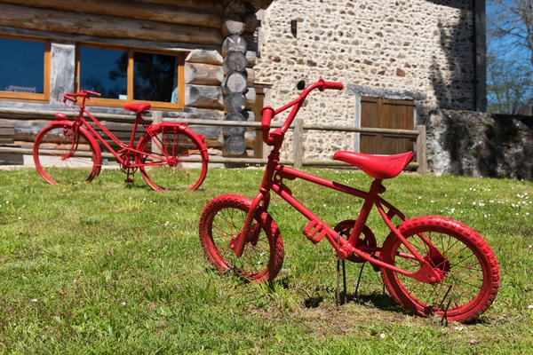 Röd cykel i trädgården — Stockfoto