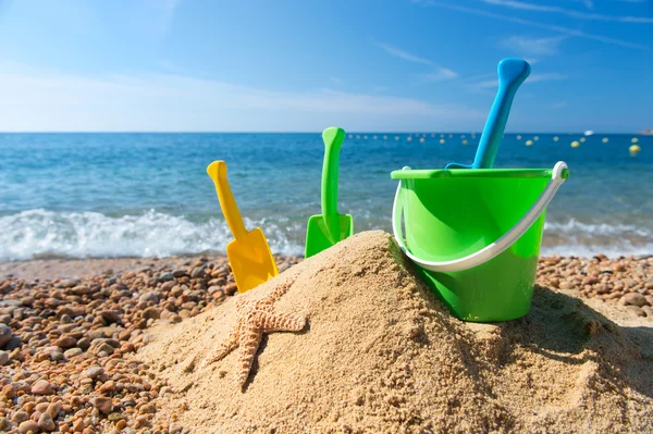 Speelgoed op het strand — Stockfoto