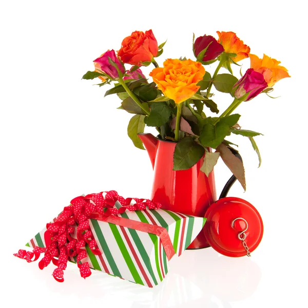 Bouquet rose in vaso con regali — Foto Stock