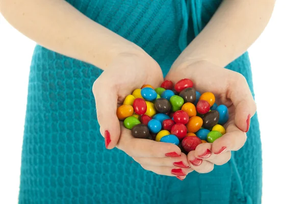 Kleurrijke snoep in handen — Stockfoto