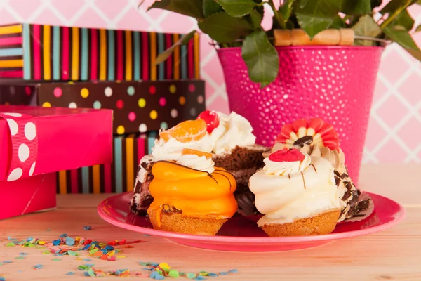 Celebración de cumpleaños con pasteles de lujo — Foto de Stock