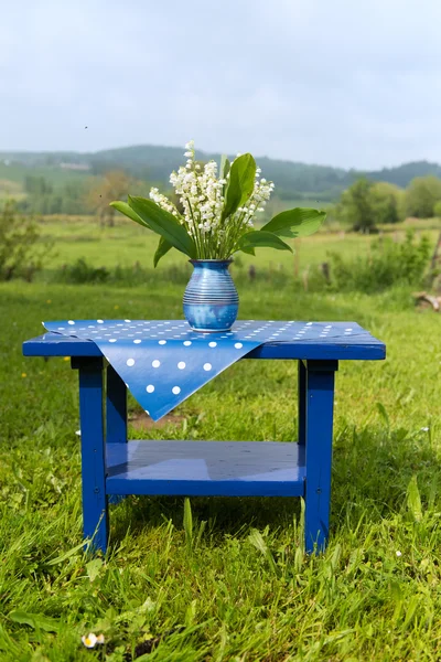 Lelie van de vallei in vaas — Stockfoto