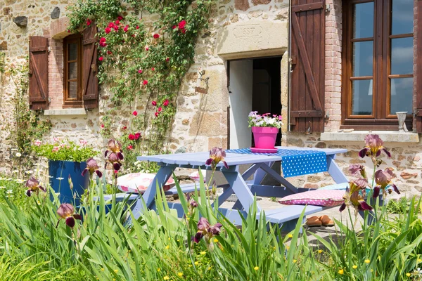 Table de pique-nique dans le jardin — Photo