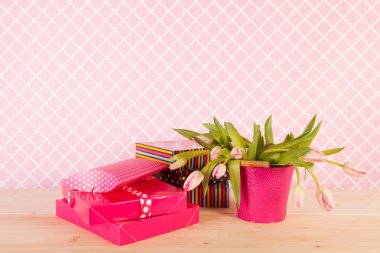 Hediyeler ve vazo Lale iç