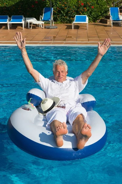 Hombre rico en la piscina — Foto de Stock