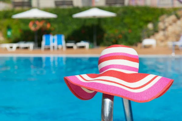 Chapéu de sol rosa na piscina — Fotografia de Stock