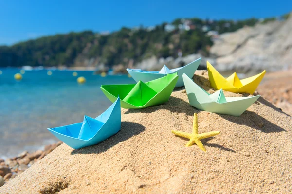 Barcos de papel en la playa — Foto de Stock