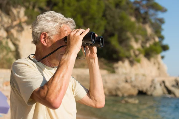 Senior man met Spion Verrekijker — Stockfoto