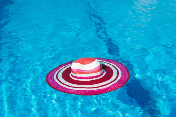 Roze sunhat bij zwembad — Stockfoto