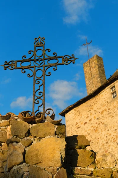 Cruz de metal e castelo — Fotografia de Stock