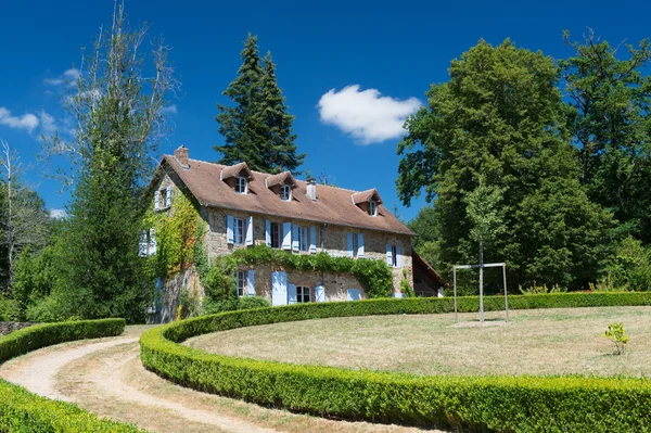 Franska hus med trädgård — Stockfoto