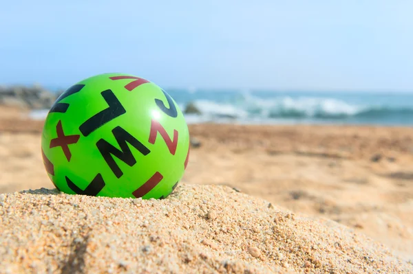 Green bal en la playa —  Fotos de Stock