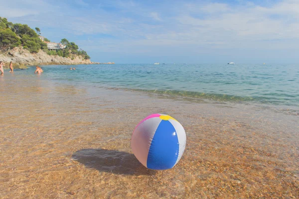 Pallone da spiaggia in mare — Foto Stock