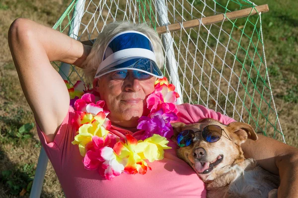 Människa och hund på semester — Stockfoto