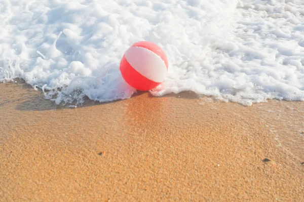 Bola de praia no mar — Fotografia de Stock