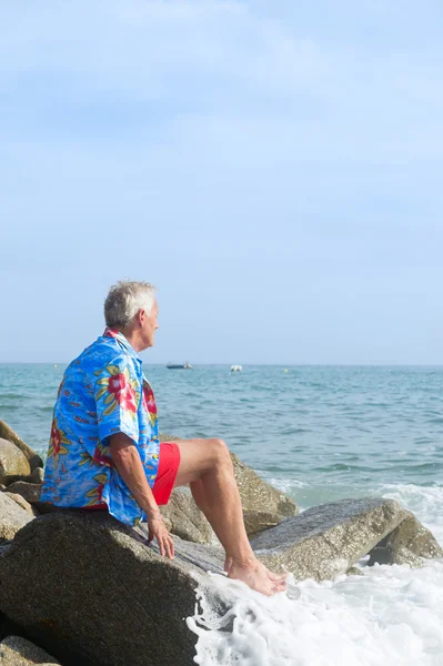 Hombre en la playa —  Fotos de Stock