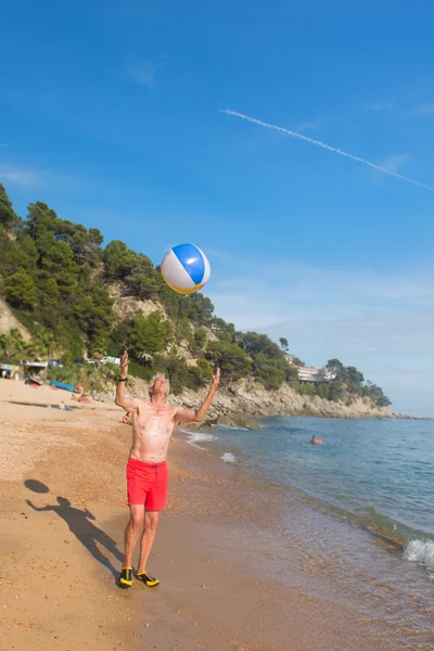 Uomo che gioca con palla — Foto Stock