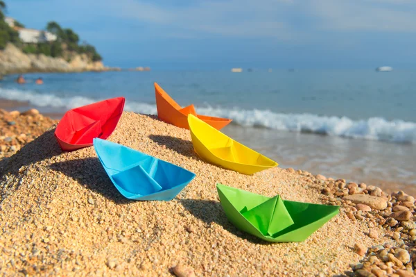 Papierowe łódki na plaży — Zdjęcie stockowe