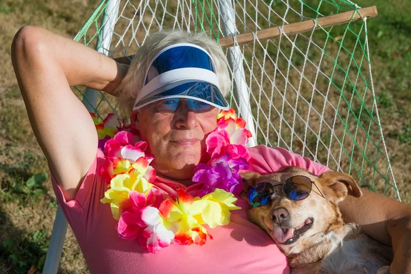 Homem e cão de férias — Fotografia de Stock