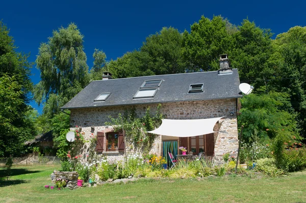 Französisches Haus mit Garten — Stockfoto