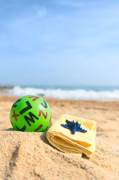 Green bal en la playa —  Fotos de Stock