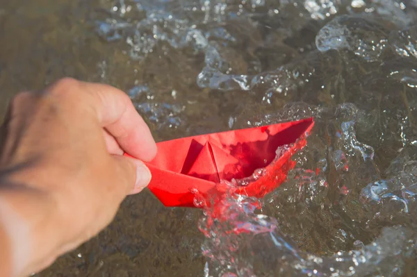 Giocare con la barca di carta — Foto Stock